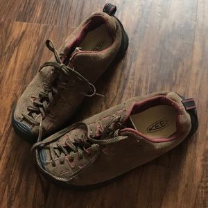KEEN leather hiking shoes with rubber soles